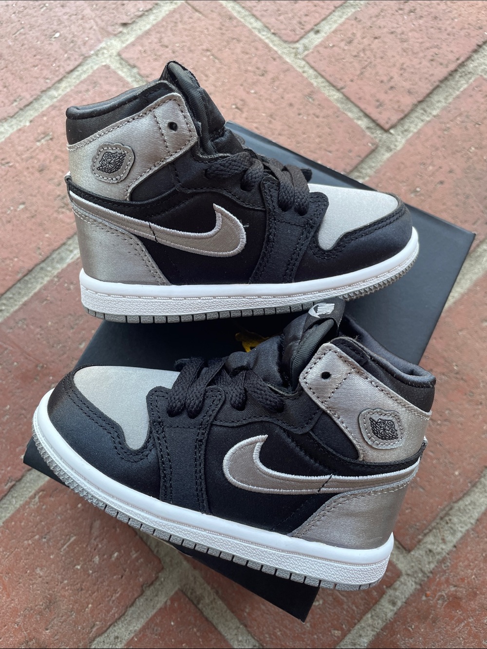 Jordan 1 retro high satin shadow